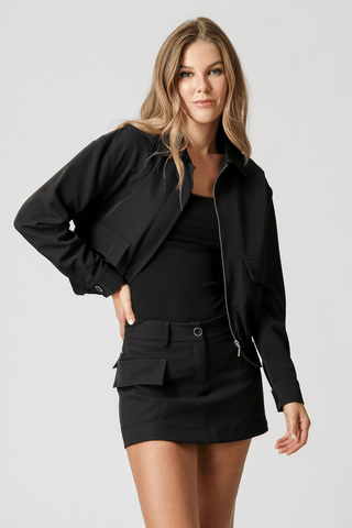 Falda corta con solapa - NEGRO