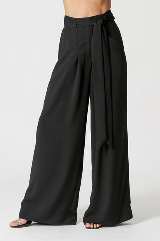 Pantalón con bolsillo y cinturón - NEGRO