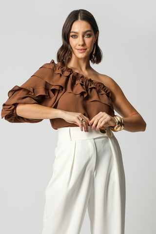 Blusa de un solo hombro con volantes - CHOCOLATE