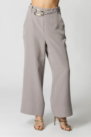Pantalón Pantacourt con cinturón - GRIS