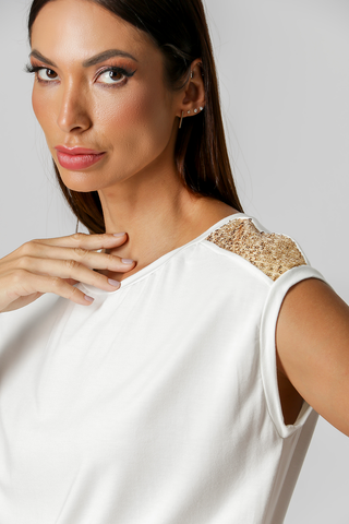Camiseta con detalle de lentejuelas en los hombros - DORADA