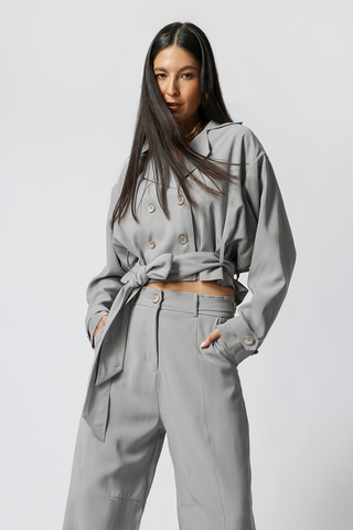 Gabardina corta con banda - GRIS