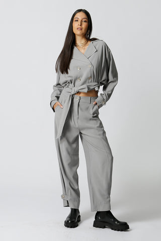 Gabardina corta con banda - GRIS