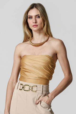 Body con escote asimétrico y hombros fruncidos - ORO