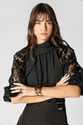 Blusa Com Mangas De Guippir e Echarpe Assimétrica - PRETO