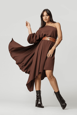Vestido asimétrico con capa y cinturón - CAFÉ