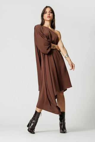 Vestido asimétrico con capa y cinturón - CAFÉ