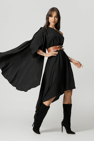 Vestido asimétrico con capa y cinturón - NEGRO