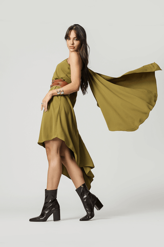 Vestido asimétrico con capa y cinturón - OLIVA ESC