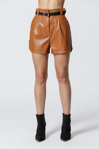 Shorts De Couro Com Cinto Contrastante - MARROM