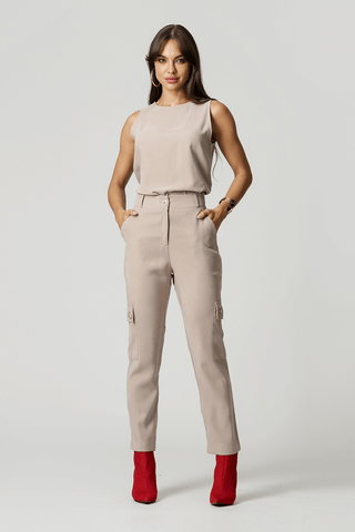 Calça Cenoura Com Bolsos Laterais E Botões - AREIA