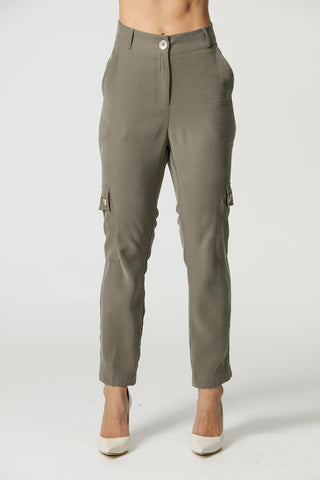 Calça Cenoura Com Bolsos Laterais E Botões - MUSGO