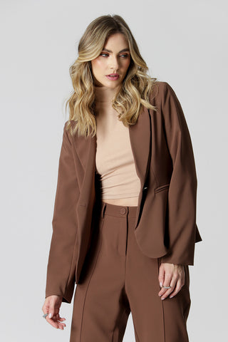 Blazer básico con corte clásico - CAFÉ