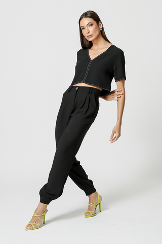 Blusa corta con cuello en V - NEGRA