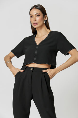 Blusa corta con cuello en V - NEGRA